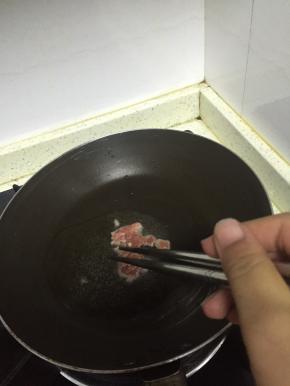 准备好肉末少许，锅中加入适量的橄榄油，肉末翻炒1-2分钟
