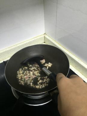 加入香菇末，将香菇和肉糜混合，炒匀