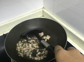 加入香菇末，将香菇和肉糜混合，炒匀