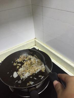 加入米饭，一起翻炒，使得米饭被香菇肉涂抹均匀，翻炒3-5分钟，加入鲜酱油和少许盐