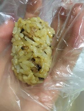 拿出炒好的香菇饭，捏成长条团子，