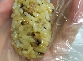 拿出炒好的香菇饭，捏成长条团子，