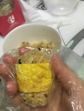 蛋饼切成条装，用蛋饼条卷好即可食用