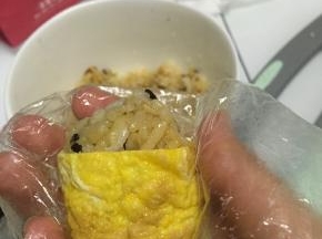 蛋饼切成条装，用蛋饼条卷好即可食用