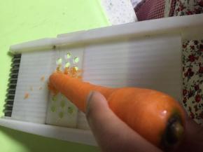 .将胡萝卜洗干净，嚓嚓擦成末