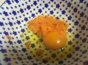 准备鸡蛋，打散加入少量的盐、料酒