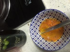 加入胡萝卜末，拌匀