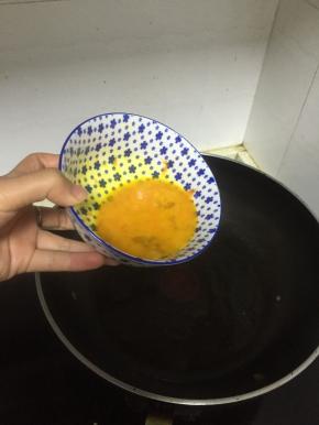 锅里倒入橄榄油，加热，倒入鸡蛋