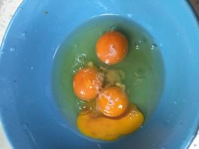 鸡蛋打碎，搅匀成蛋液，加入料酒、盐