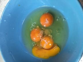 鸡蛋打碎，搅匀成蛋液，加入料酒、盐