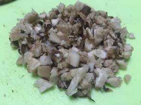 香菇切丁，青椒切丁，胡萝卜切丁