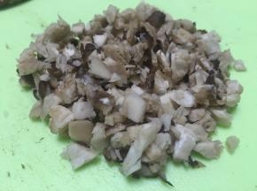 香菇切丁，青椒切丁，胡萝卜切丁