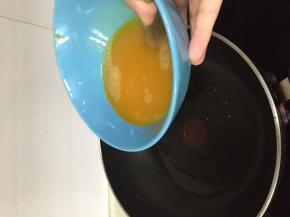 锅里放入少许油，烧热以后，蛋液倒入锅中，将蛋炒成固体后出锅备用