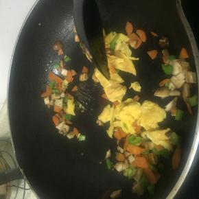 加入炒好的鸡蛋，混合均匀