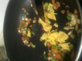 加入炒好的鸡蛋，混合均匀