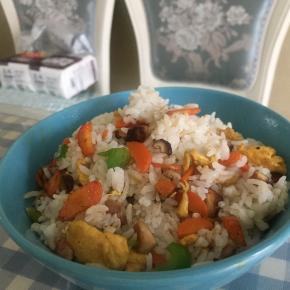 待饭粒粒分开，菜品混合均匀，加入少许鲜酱油，即可出锅