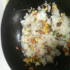 加入米饭，快速翻炒