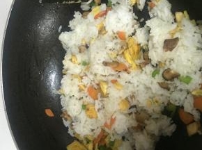 加入米饭，快速翻炒