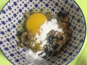 打一个鸡蛋，加入少许淀粉在肉糜里
