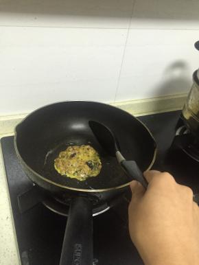 锅里加入少量的食用油，烧热，倒入混合好的肉糜