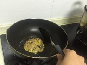 锅里加入少量的食用油，烧热，倒入混合好的肉糜