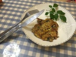 中火煎5分钟，两面金黄，出锅即可