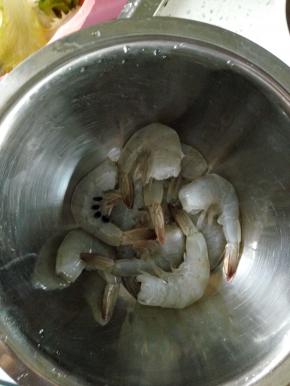 虾去头去虾线处理干净备用