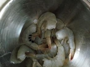虾去头去虾线处理干净备用