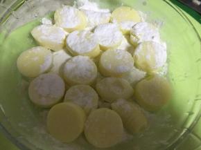 在盘中放上淀粉，裹住日本豆腐