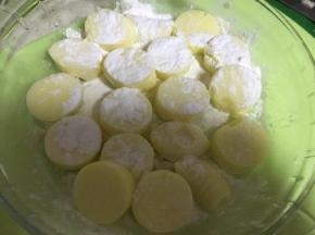 在盘中放上淀粉，裹住日本豆腐