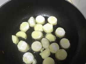锅里倒入橄榄油，加热，放入日本豆腐