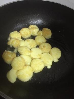 双面煎，煎3分钟左右，变得金黄，拿出备用