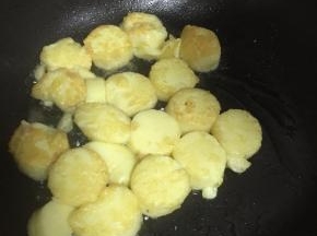 双面煎，煎3分钟左右，变得金黄，拿出备用