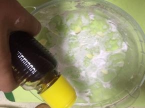 在盘子里剩下的淀粉中，加入鲜酱油、盐、水，拌匀备用