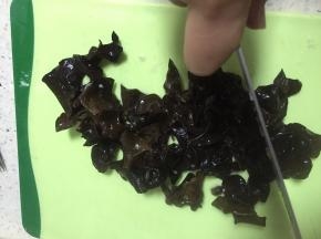 黑木耳泡好，切碎