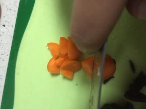 准备胡萝卜，洗干净，切块