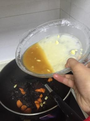 .放入刚刚调好的酱料，继续翻炒，3-5分钟