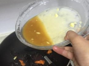 .放入刚刚调好的酱料，继续翻炒，3-5分钟