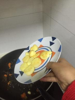 加入日本豆腐，翻炒1-2分钟