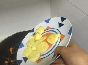 加入日本豆腐，翻炒1-2分钟