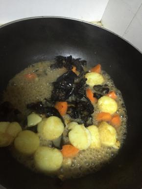 再依次加入少许水、料酒、鲜酱油和少许盐，翻炒3-5分钟