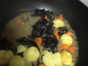 再依次加入少许水、料酒、鲜酱油和少许盐，翻炒3-5分钟