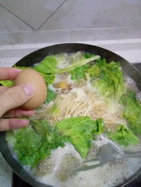 加水烧开，放入面条鸡蛋，生菜