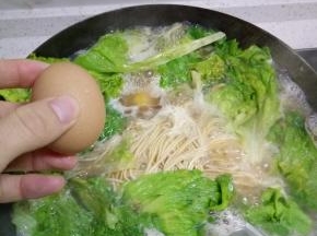 加水烧开，放入面条鸡蛋，生菜