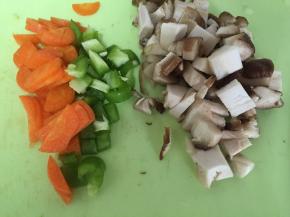 香菇切丁，青椒切丁，胡萝卜切丁