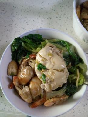 加水烧开，放入面条鸡蛋，生菜