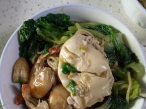 加水烧开，放入面条鸡蛋，生菜