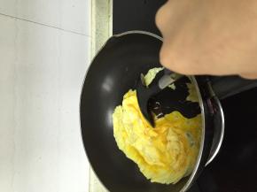 锅里放入少许油，烧热以后，蛋液倒入锅中，将蛋炒成固体后出锅备用