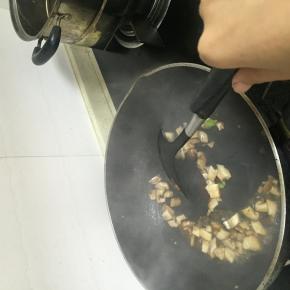 倒入香菇丁，加入少量料酒和鲜酱油翻炒至杏鲍菇变软。