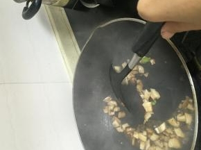 倒入香菇丁，加入少量料酒和鲜酱油翻炒至杏鲍菇变软。